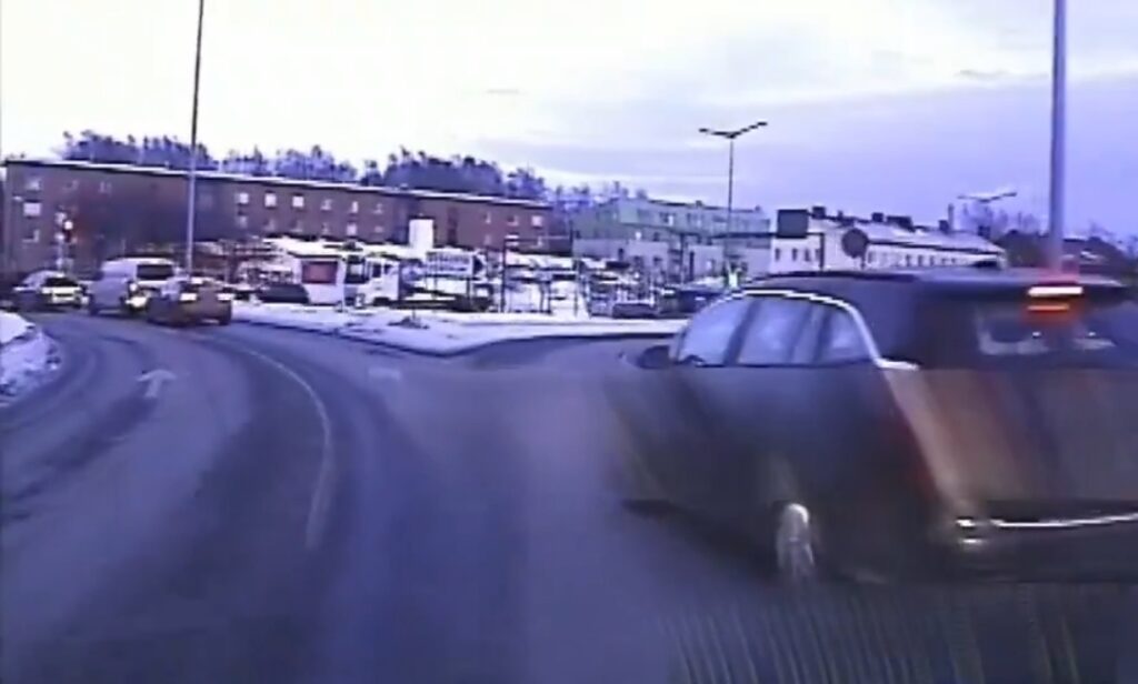 Liikennevideo, Helsinki | Poliisi joutui väistämään kaistaa vaihtanutta autoa
