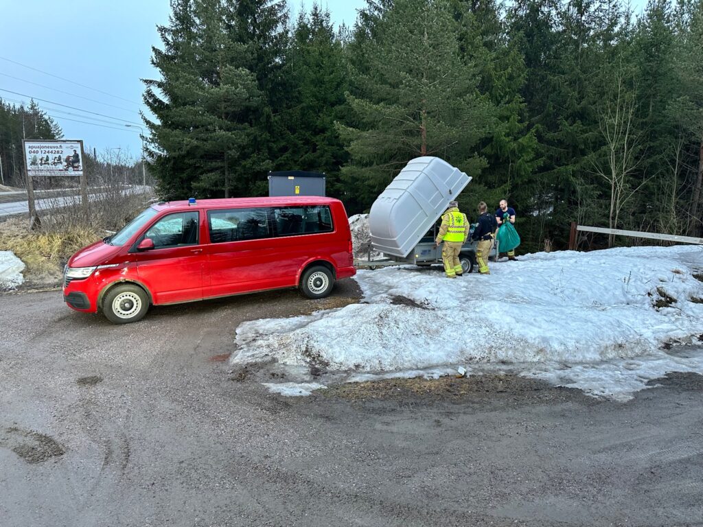 Törkeää roskausta Järvenpäässä - ojasta löytyi viisi jätesäkillistä sekajätettä