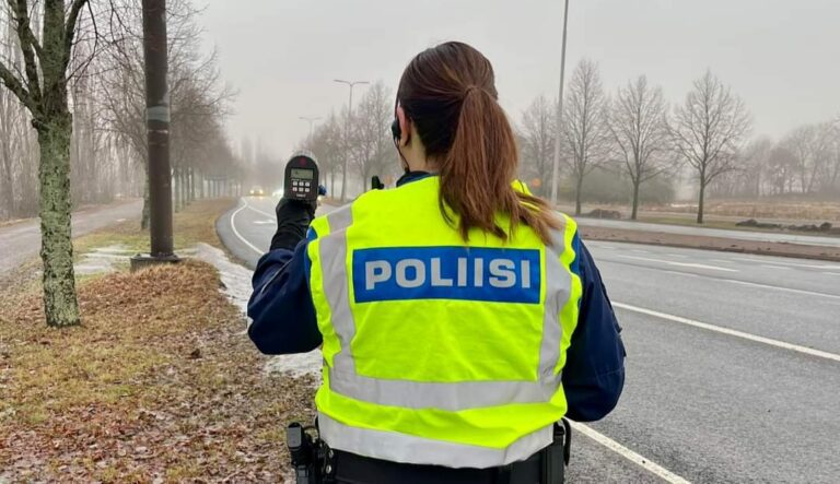 Poliisi hyllytti viisi ajokorttia kantatie 51:llä Kirkkonummella – ”Menoliikenne ei vielä ollut vilkkaimmillaan”