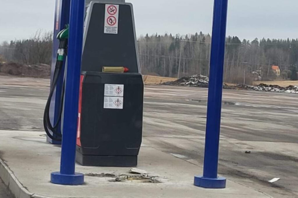Maksuautomaatti revittiin irti Lopella - "En tiedä oliko kyseessä polttoainevarkaus vai mikä"