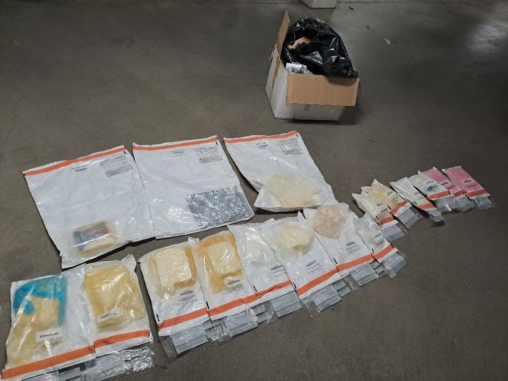 Poliisi takavarikoi vantaalaisasunnosta suuren määrän huumeita - katukaupassa arvo noin 265 000 euroa