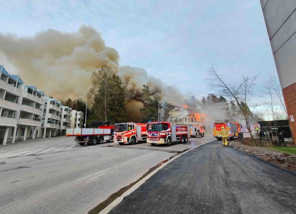 Video ja kuvia: Tulipalo tuhosi Tuomarilan vanhan VPK:n rakennuksen Espoossa