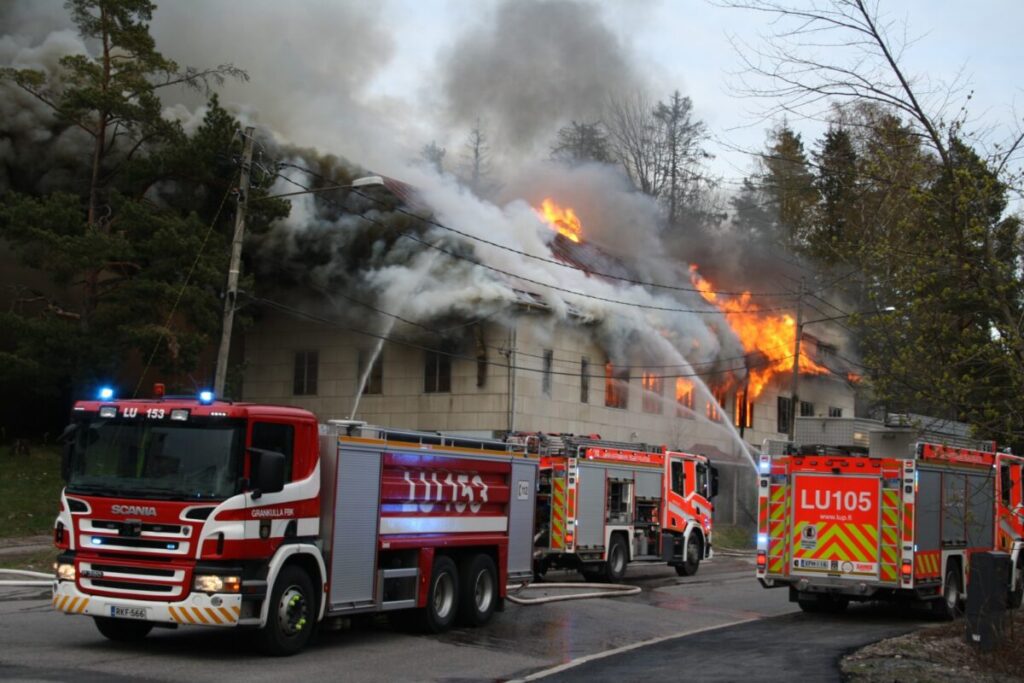 Video ja kuvia: Tulipalo tuhosi Tuomarilan vanhan VPK:n rakennuksen Espoossa
