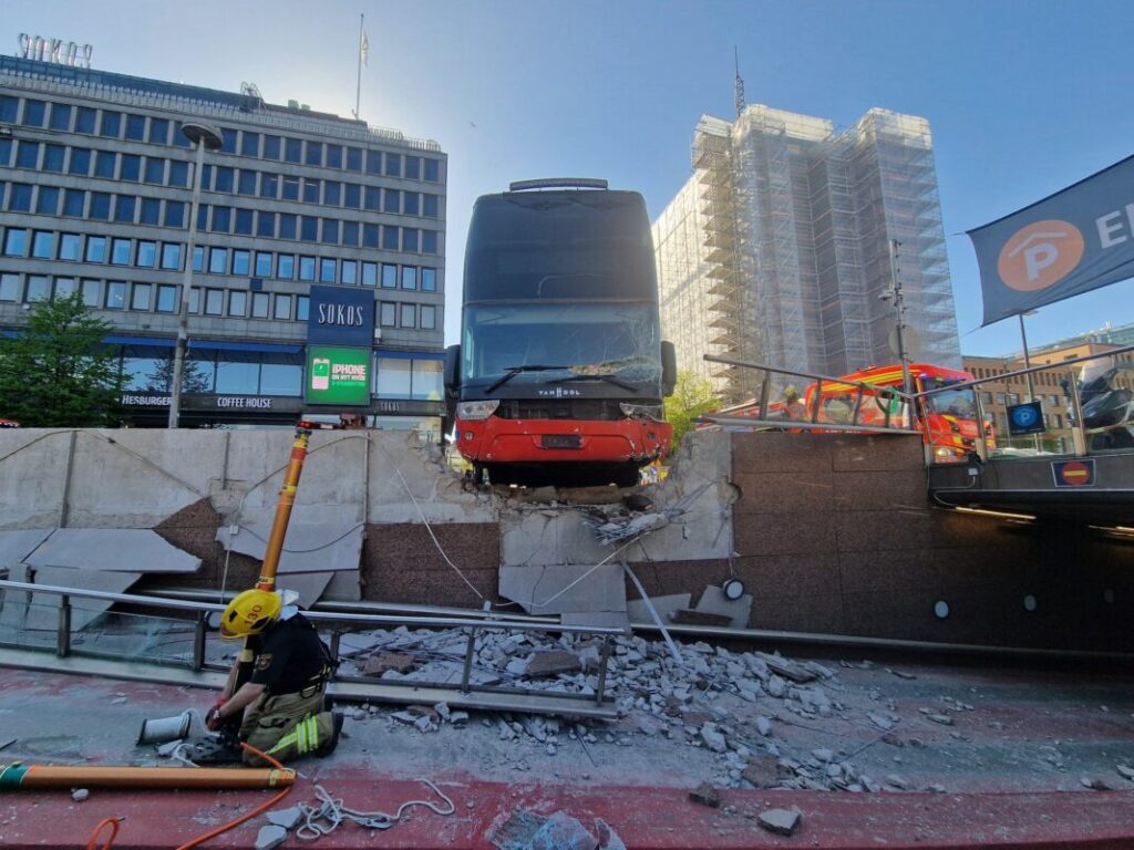Asema-aukiolla Helsingissä irrotettiin OnniBussin linja-autoa