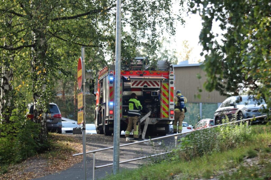 Palokunta hälytettiin rakennuspaloepäilyn vuoksi Espoon Karakallioon - liedellä paloi jotain tavaraa