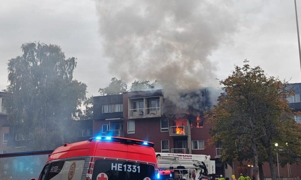 Kerrostalohuoneisto paloi Helsingin Malminkartanossa - kaksi henkilöä pelastettiin naapuriasunnosta parvekkeen kautta