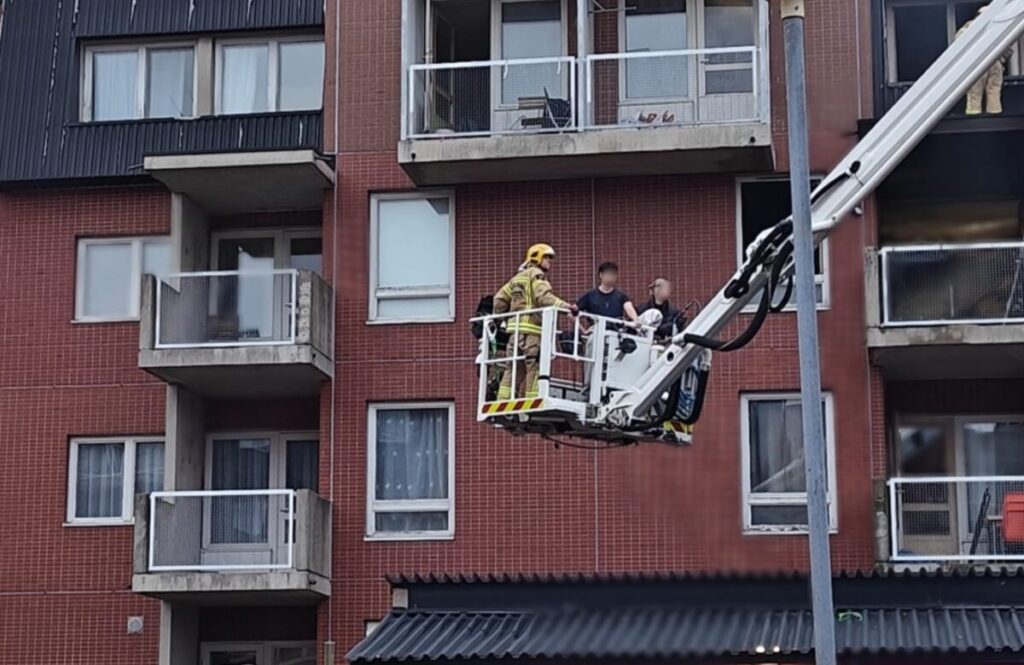 Kerrostalohuoneisto paloi Helsingin Malminkartanossa - kaksi henkilöä pelastettiin naapuriasunnosta parvekkeen kautta